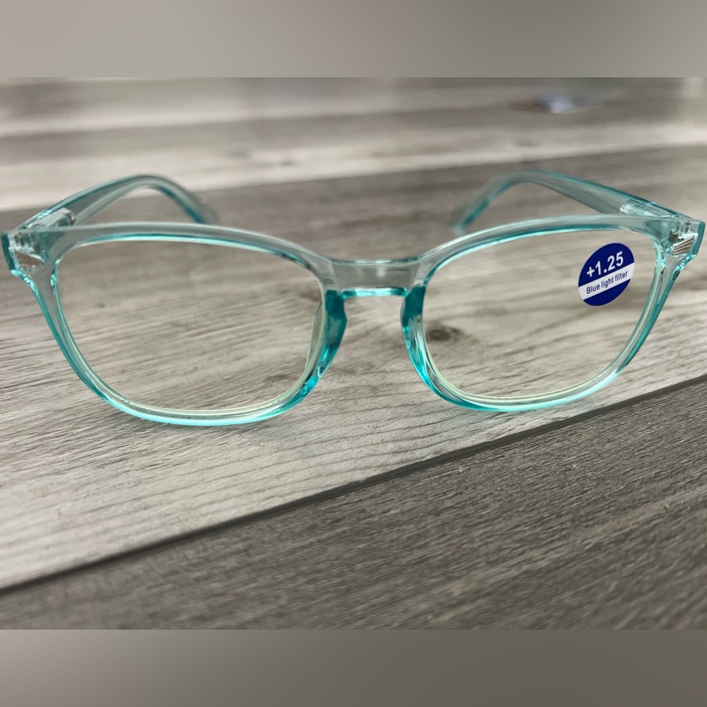 Blue light filtering reading glasses
